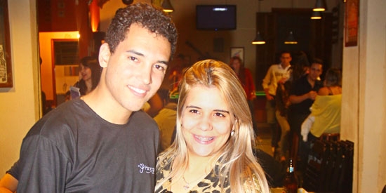 Alex Lopes e Angélica Souza em barzinho no Parque Universitário  